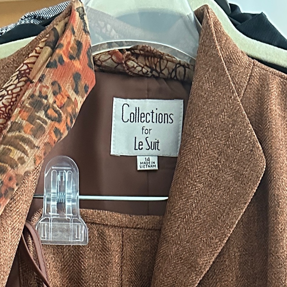 Le Suit Rust Brown Blazer and Skirt Set with Patterned Scarf (new) Size 14 - Picture 11 of 11